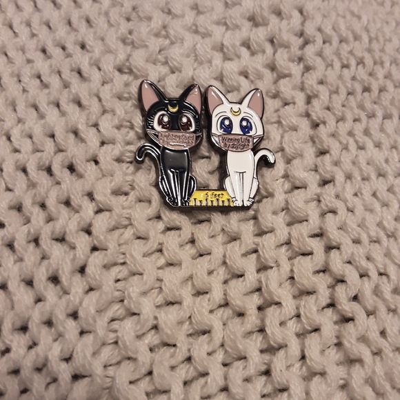 Luna lapel pin - Picture 2 of 6